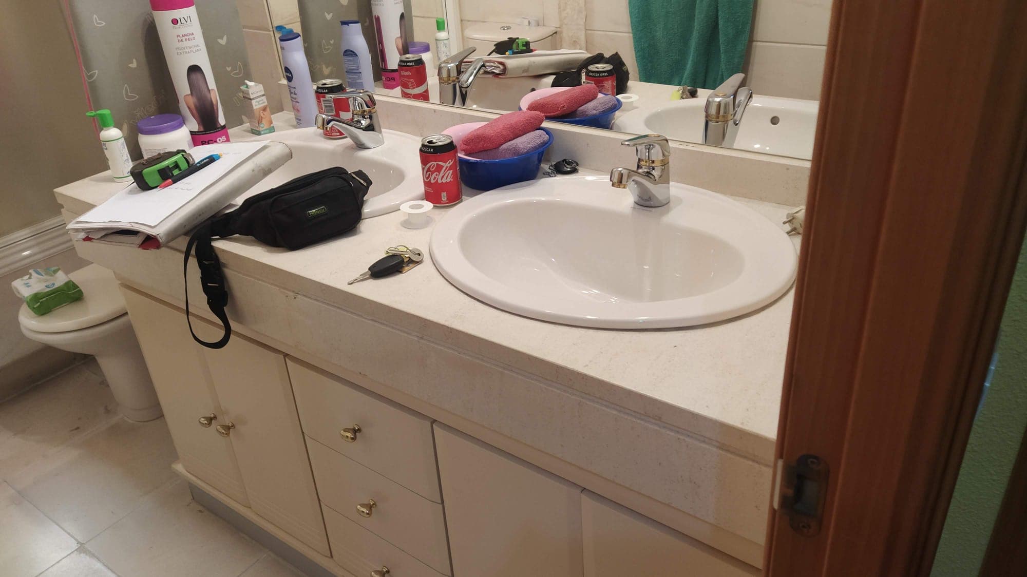 Baño antes de la reforma con bañera clásica y azulejo hidráulico