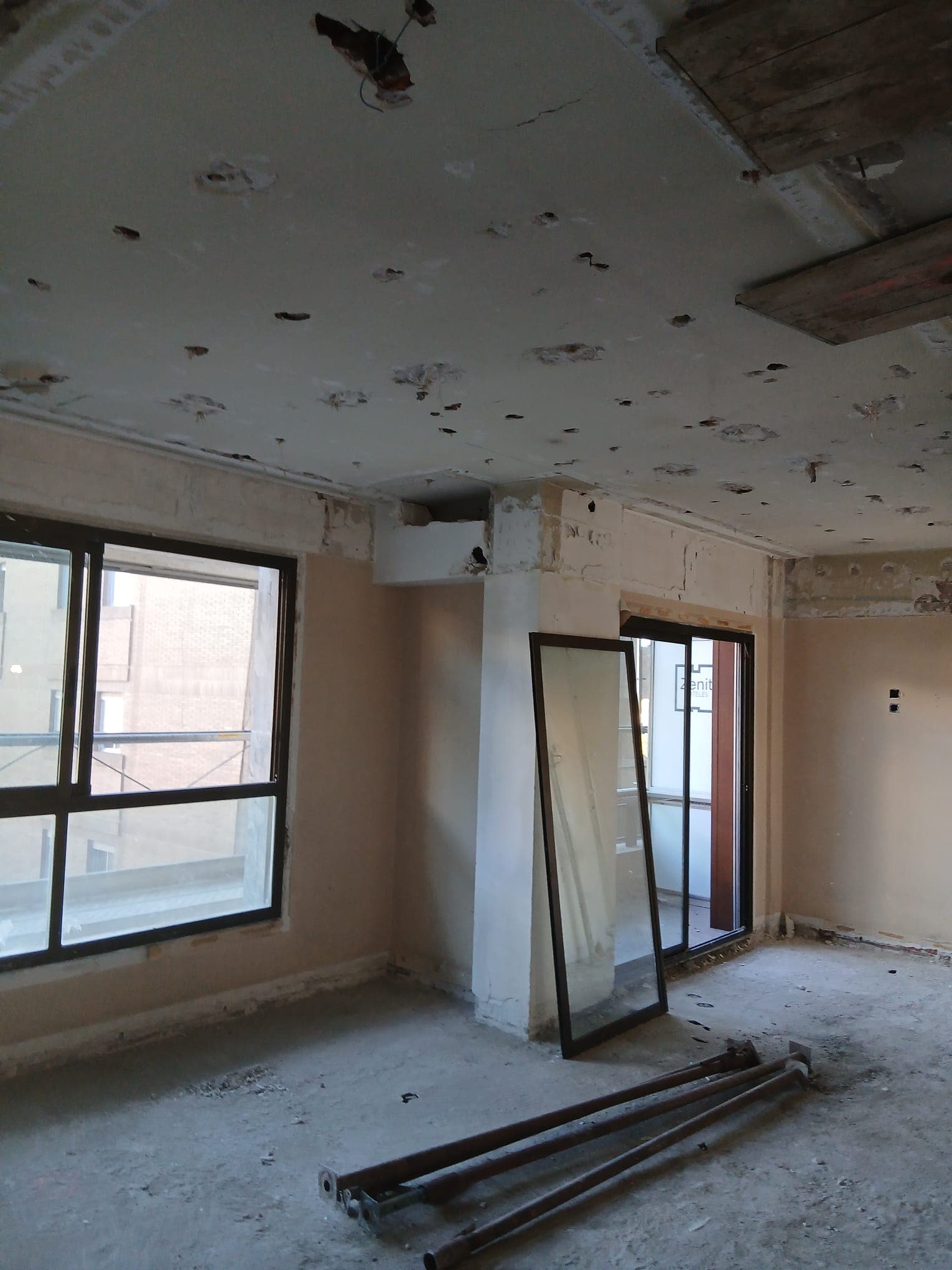 Salón antes de la reforma integral con acabados antiguos y menor entrada de luz