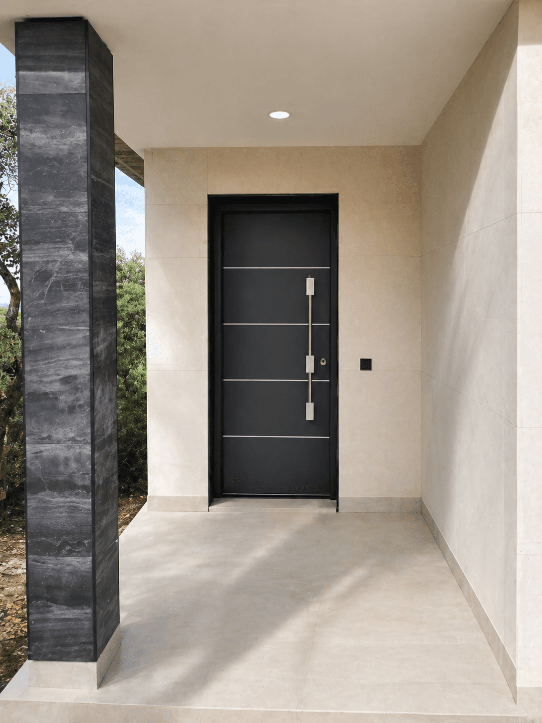 Puerta moderna de chalet